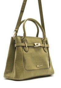 Bolso verde con estampado de cocodrilo, con herrajes dorados, asas cortas y una correa desmontable. Forma estructurada con detalle de broche en el frente.