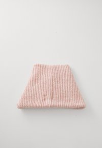 Cappello rosa lavorato a maglia con texture a coste verticali, design svasato, tessuto morbido e forma leggermente affusolata.