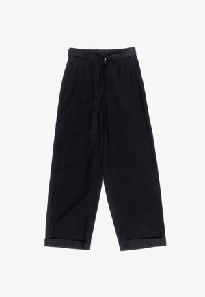 Melni plaši bikses ar jostas cilpām, auduma jostas siksnu, sānu kabatām un sarullētām piedurknēm.