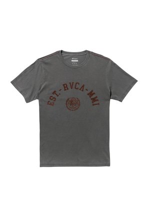 T-shirt in cotone grigio con colletto rotondo, maniche corte e testo grafico rosso "EST. RVCA MMI" sul davanti. Texture liscia.