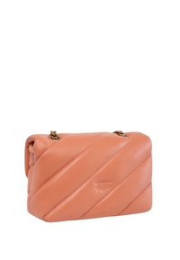 Bolso de mano de cuero acolchado color durazno con costuras en diagonal, acentos de cadena en tono dorado y un logotipo sutilmente grabado en la parte frontal.