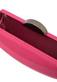 Różowa prostokątna kopertówka z tkaniny z ciemną podszewką i srebrnym metalowym zapięciem, przedstawiona częściowo otwarta na białym tle.