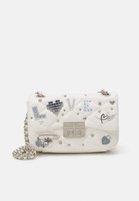 Borsa a tracolla trapuntata bianca con lettering decorativo "LOVE", borchie e charm. La hardware in argento e la tracolla a catena completano il design.