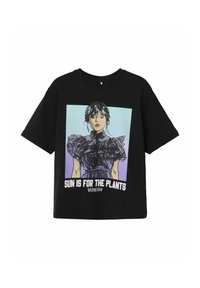 Juodame marškiniai su iliustruota figūra su raukšlėmis, violetinės spalvos gradiento fonu ir tekstu "SAULĖ YRA AUGALAMS TREČIADIENIS."