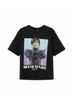 Schwarzes T-Shirt mit einer illustrierten Figur mit Rüscheärmeln, lila Farbverlauf im Hintergrund und dem Text "SONNE IST FÜR DIE PFLANZEN MITTWOCH."