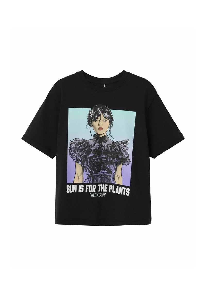 Juodame marškiniai su iliustruota figūra su raukšlėmis, violetinės spalvos gradiento fonu ir tekstu "SAULĖ YRA AUGALAMS TREČIADIENIS."