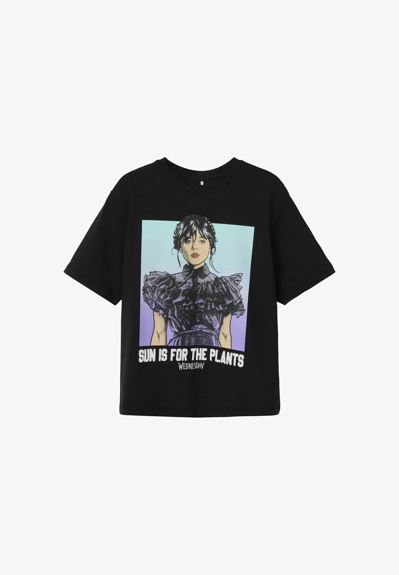 Must-kleid, millel on illustreeritud kuju, frillidega varrukad, lilla gradiendi taust ja tekst "PÄIKE ON TAIMEDELE KOLMAPÄEV."