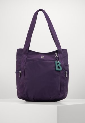 Fioletowa torba na ramię z nylonu z długimi fabricznymi uchwytami, przednią kieszenią na zamek, bocznymi zamkami i zielonym zawieszką w kształcie litery "B" przymocowaną u góry.