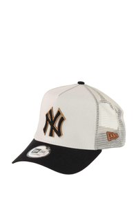 Graue und schwarze Baseballmütze mit gebogenem Schild, mit einem erhabenen schwarzen Logo, Netzseitenteilen und einem verstellbaren Rückengurt.