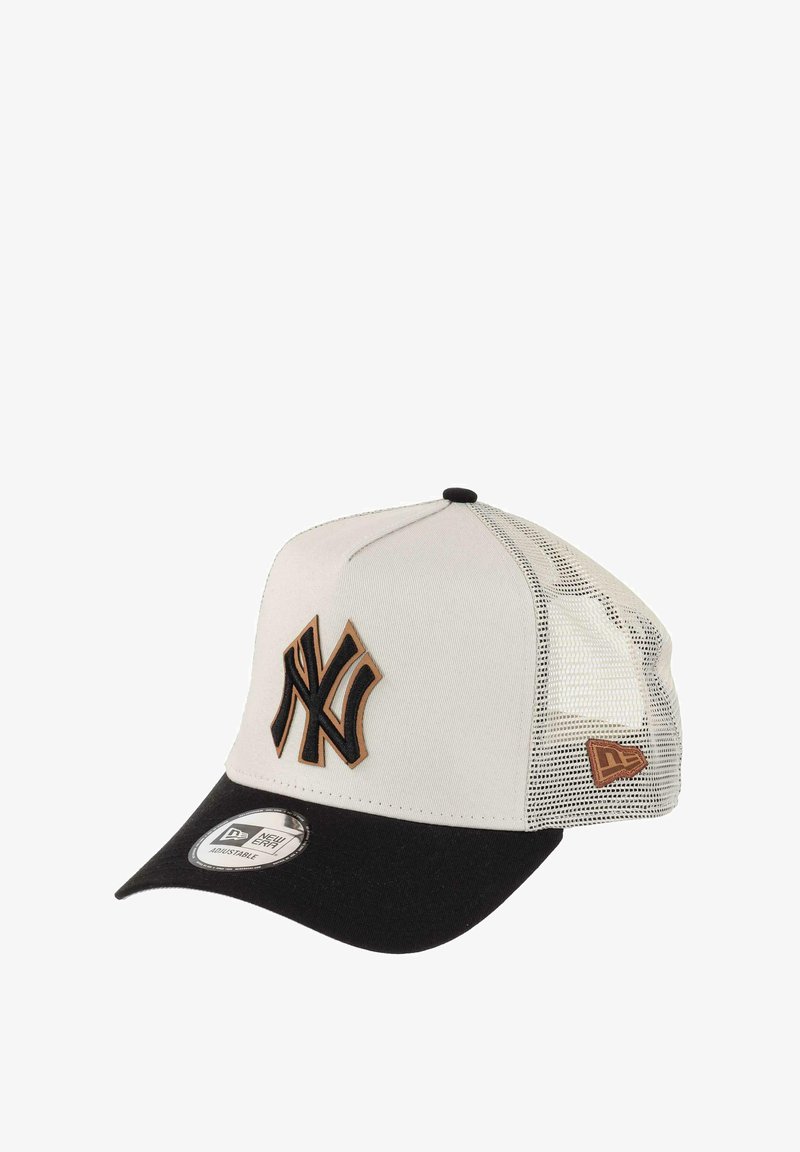 Graue und schwarze Baseballmütze mit gebogenem Schild, mit einem erhabenen schwarzen Logo, Netzseitenteilen und einem verstellbaren Rückengurt.