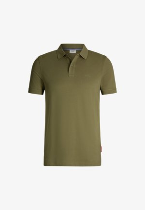 Oliwkowa koszulka polo wykonana z bawełny, z klasycznym kołnierzykiem, krótkimi rękawami i dyskretnym logo marki na klatce piersiowej. Gładka tekstura.