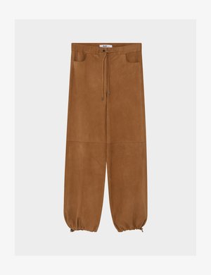 Pruunid seemisnahast püksid elastse mansetiga, nööriga vöökohas ja kahe ees taskuga. Siidine tekstuur ja lõdvestunud lõige.