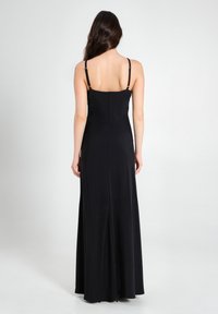 Schwarzes Maxikleid mit verstellbaren Trägern, tailliertem Oberteil und weitem Saum. Glattes Material mit minimalen Details. Reißverschluss hinten.