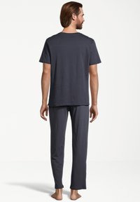 Mørkegrå bomulds loungedragt sæt med kortærmet skjorte og lange bukser. Stoffet er glat med en afslappet pasform, uden bemærkelsesværdige mønstre.