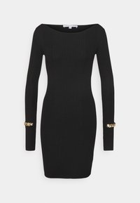 Czarna prążkowana sukienka z długim rękawem, z dekoltem w łódkę i złotymi łańcuszkami przy mankietach. Dopasowana sylwetka. Gładka faktura.
