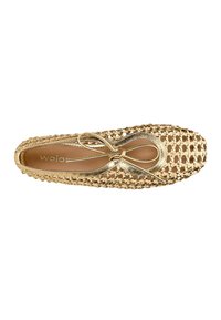 Scarpa piatta in oro con un design traspirante, punta rotonda e un fiocco decorativo sulla parte anteriore. Fodera interna liscia di colore beige chiaro.