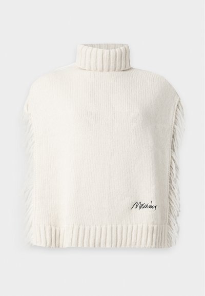 Poncho blanc en tricot sans manches avec col roulé, côtés frangés, ourlet côtelé et petite broderie noire signature sur le devant en bas à droite.