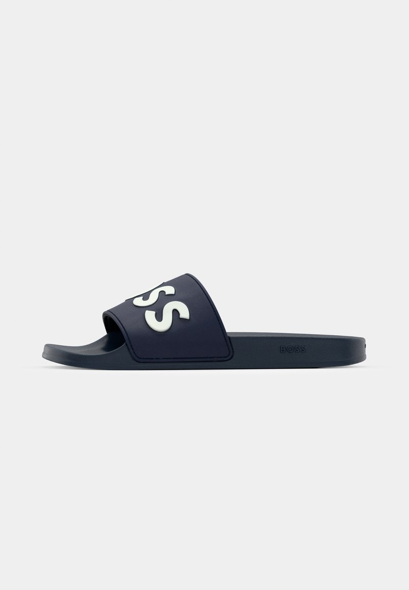 Sandale à glissière bleu marine en caoutchouc avec une large sangle arborant le logo blanc "BOSS", semelle plate et texture lisse.