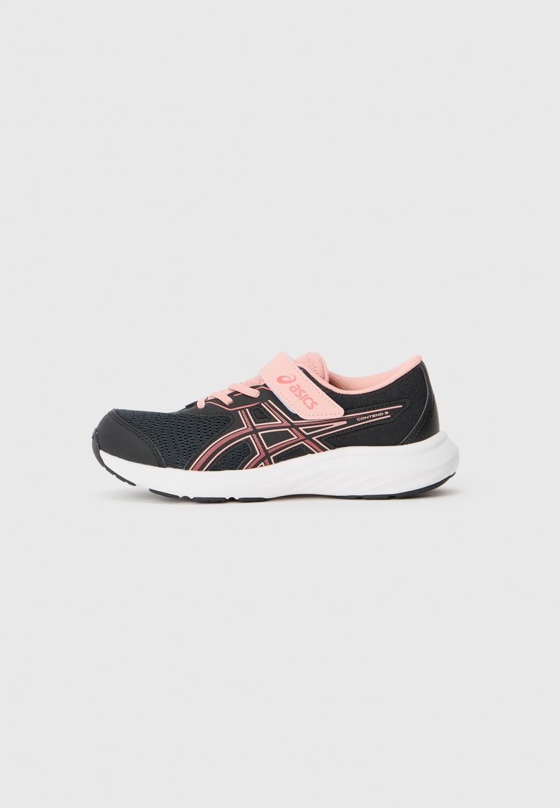Chaussure de sport noire et rose avec tige en mesh, fermeture par sangle, col rembourré et semelle intermédiaire blanche. Présente une semelle extérieure texturée pour l'adhérence.