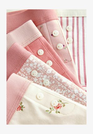 Nabor tkanin v odtenkih roza in smetane, z cvetličnimi vzorci in gumbi. Vključuje enobarvne tkanine in tkanine z črtastimi vzorci.