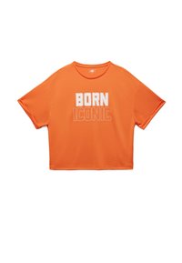 Camiseta corta naranja con texto grande y blanco que dice "BORN ICONIC". Fabricada con un tejido suave y ligero, con un corte relajado.
