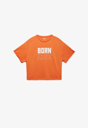 Orange cropped t-shirt med stort, hvidt tekst der står "BORN ICONIC." Fremstillet af et glat, let stof med en afslappet pasform.