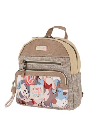 Mochila pequeña beige y marrón con bolsillo frontal floral que lleva el texto "Vive Ríe Ama" y varios compartimentos con cremallera.