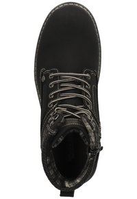 Bota de cuero negro con cordones grises, cuello de textura gris y herrajes metálicos. Presenta detalles de costura y un interior acolchado.
