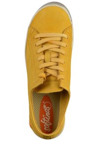 Sneaker giallo in pelle con punta rotonda, chiusura con lacci e suola in gomma testurizzata. L'interno è dotato di una soletta imbottita e di un motivo a pois.