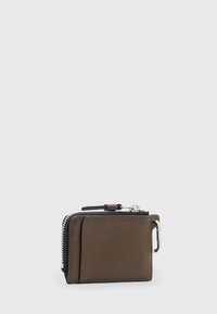 Portafoglio in pelle marrone con chiusura a zip, forma rettangolare e dettagli in metallo argentato. Presenta un design piatto e bordi affusolati per un tocco di minimalismo.
