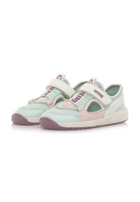 Scarpe da atletica leggere con una combinazione di colori menta e rosa pallido, pannelli in rete e una fascia regolabile, dotate di una suola in gomma testurizzata.
