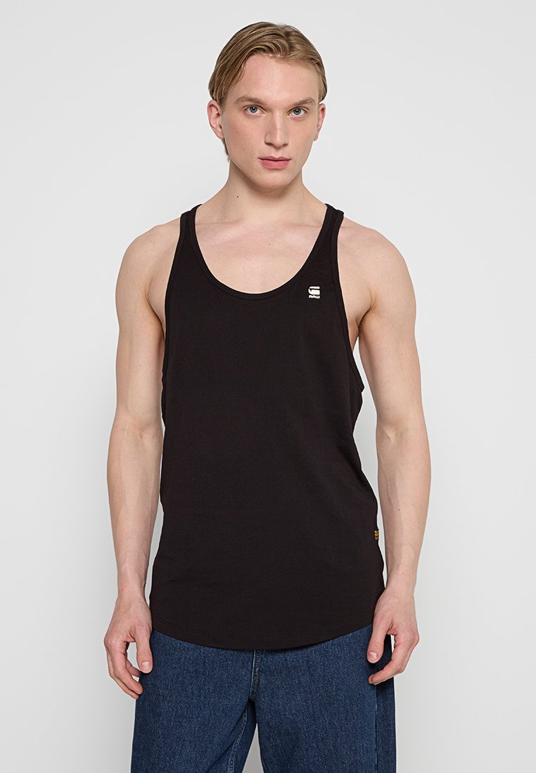Zwarte tanktop van katoen, met een ronde hals en brede armsgaten. Heeft een klein logo-opdruk op de borst. Eenvoudig ontwerp, geen patronen.