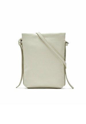 Skórzana torebka na ramię w kolorze kremowym o minimalistycznym designie, prostokątnym kształcie, regulowanym pasku i gładkiej fakturze.