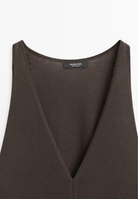 Dunkelbraunes, gestricktes ärmelloses Top mit tiefem V-Ausschnitt, mit einem "Massimo Dutti"-Label am hinteren Halsansatz.