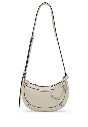 Pequeño bolso de hombro curvado de cuero beige claro con correa ajustable, herrajes plateados y una etiqueta de cuero a juego con la marca BOSS.