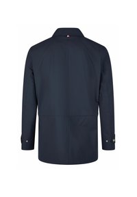 Navyblaue, wasserdichte Jacke mit strukturiertem Kragen, langen Ärmeln und silbernen Knöpfen an den Manschetten. Verfügt über einen Rückenventil für Luftzirkulation.