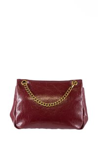 Borsa in pelle bordeaux con una texture increspata, dotata di una maniglia a catena dorata e bordi arrotondati. Forma compatta con un'apertura singola.