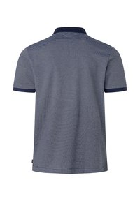 Poloko s krátkými rukávy v námořnické modré barvě se pruhy, s pevným límcem a malým logem. Tkanina vypadá hladce s jemnou texturou.