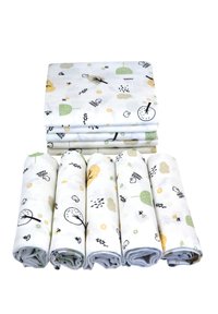 Set van vijf opgerolde muslin doeken en twee gevouwen sets, met een witte achtergrond en kleurrijke patronen van bladeren en vogels in groen, geel en zwart.