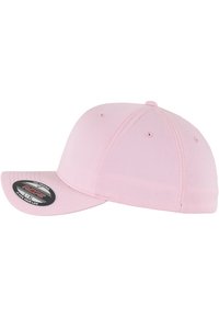 Roze, aansluitende honkbalpet met een gebogen rand, gestructureerde kroon en gestikte ventilatiegaten. Voorzien van een logo-sticker op de rand.