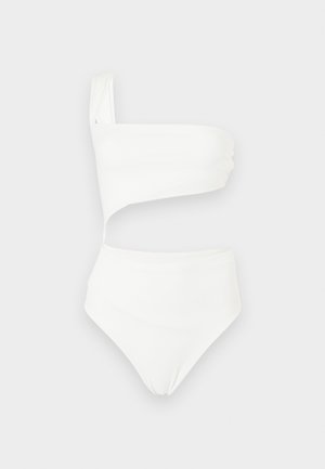 Biely jednocestný plavky s asymetrickým dizajnom na jedno rameno a výrezom v páse, vytvárajúc ilúziu dvojdielneho.