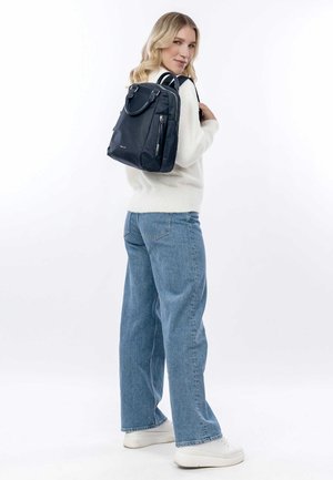Zaino navy con doppie maniglie superiori e spallacci regolabili, materiale sintetico liscio, tasca frontale con zip e dettagli hardware argentati.