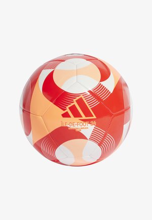 Rode en oranje voetbal met witte accenten, met een geometrisch patroon en het Adidas-logo. Gemaakt van synthetisch materiaal, ronde vorm.