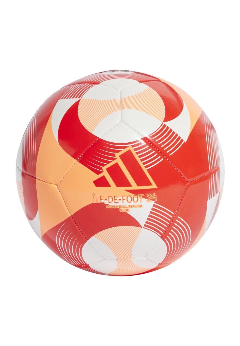 Červený a oranžový fotbalový míč s bílými akcenty, s geometrickým vzorem a logem Adidas. Vyrobeno z syntetického materiálu, kulatý tvar.