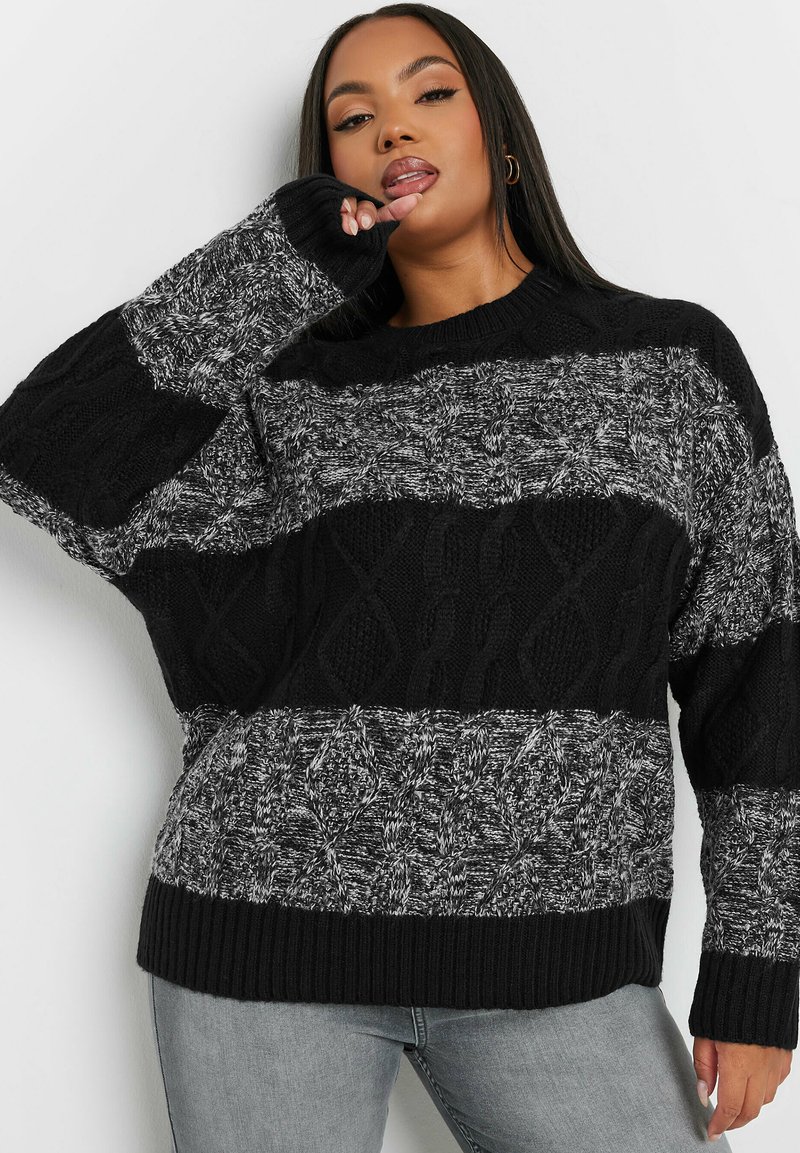 Gestreifter Pullover in Schwarz und Grau mit einer Mischung aus strukturierten Strickmustern, gerippten Bündchen und einem entspannten Schnitt mit Rundhalsausschnitt.