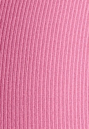 Rippstoff in sanftem Pink mit vertikalen Linien. Die Textur ist glatt und gleichmäßig, was eine enge Passform und ein leichtes Design betont.