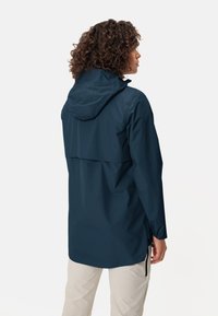 Marine wasserfeste Jacke mit Kapuze, langen Ärmeln und seitlichen Reißverschlüssen. Sie verfügt über eine lockere Passform und ein Rückenteil für bessere Atmungsaktivität.