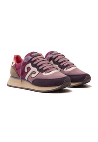 Scarpe da atletica viola e rosa realizzate in suede e materiale a rete, caratterizzate da un motivo a onda, accenti a contrasto e suola in gomma texture.