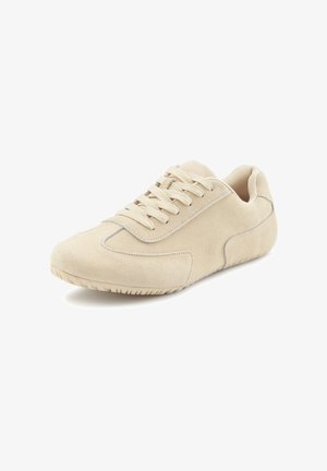 Beige Wildleder-Sneaker mit runder Zehenpartie, Schnürung vorne und strukturiertem Sohlenbereich. Glatte Seiten mit dezenten Nähakzenten.