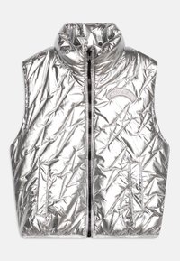 Gilet imbottito argentato metallizzato con colletto alto, chiusura a zip e design trapuntato con motivi a zigzag. Le tasche laterali completano il look.